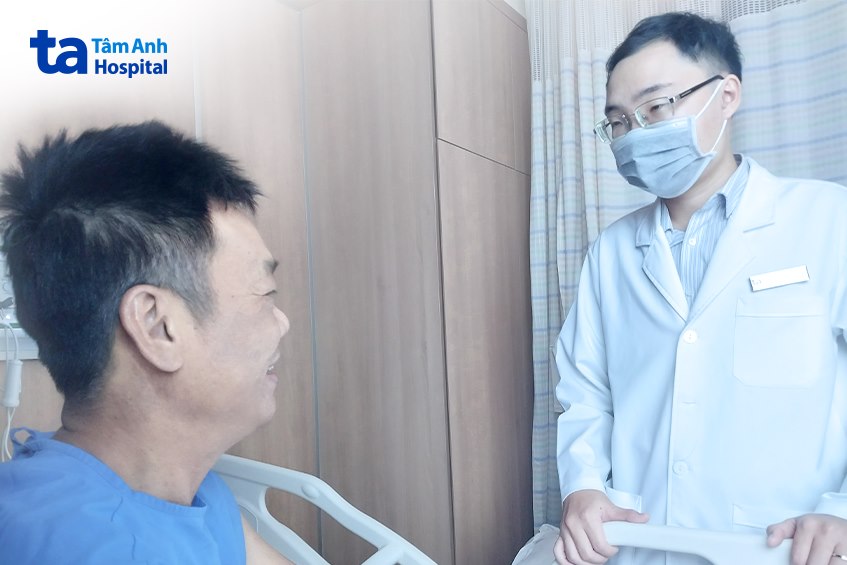 thăm khám sau phẫu thuật