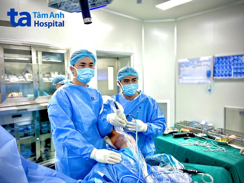 tiến hành tái tạo dây chằng cho bệnh nhân