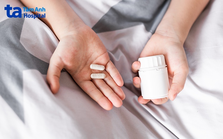 Trẻ bị đau đầu nên uống thuốc đúng theo chỉ định của bác sĩ