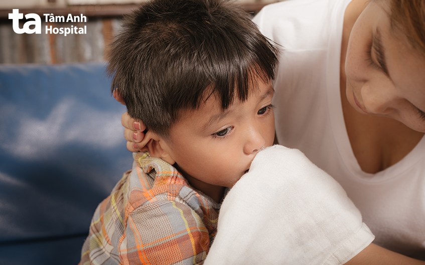Trẻ bị ngộ độc thực phẩm cần được chăm sóc đúng cách