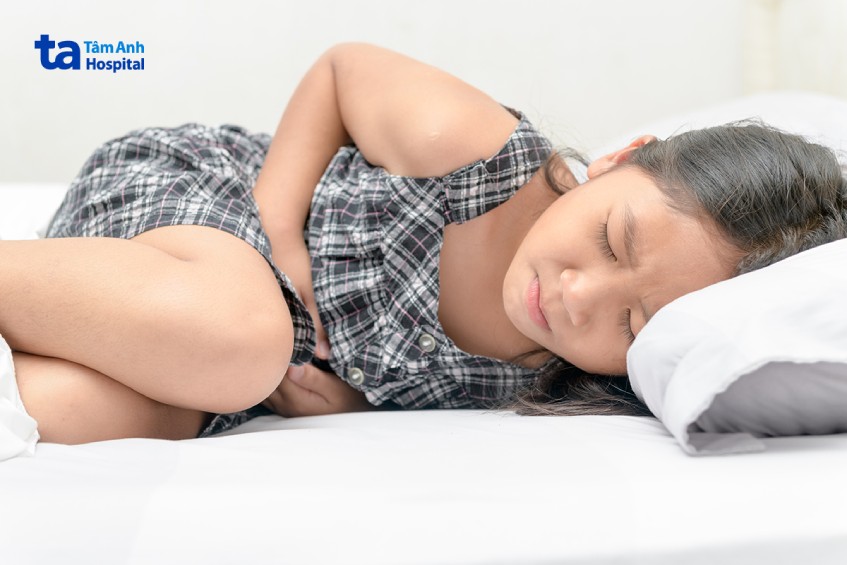 Trẻ bị sỏi thận có thể xuất hiện những có đau ở vùng bụng