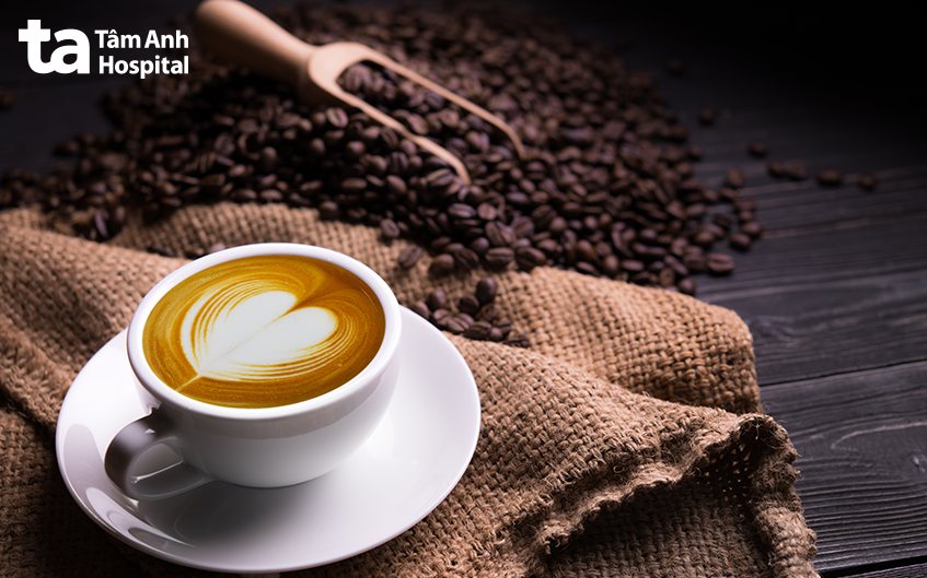 Trẻ có thể bị đau đầu do uống các loại nước có chất kích thích