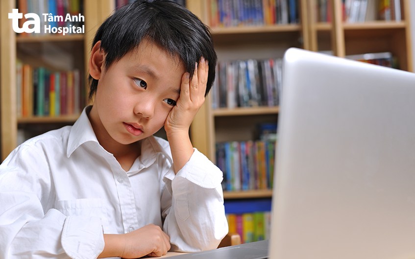 Trẻ có thể đau đầu do căng thẳng, áp lực trong học tập