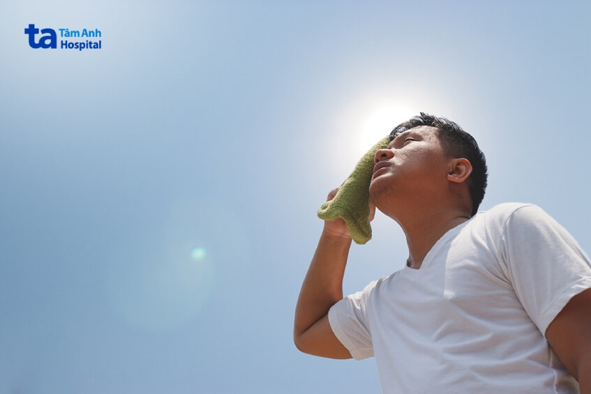 trời nắng nóng dễ gây đột quỵ