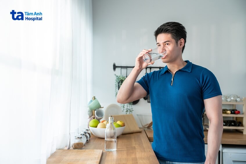 uống nước tránh ngồi xuống đứng lên chóng mặt