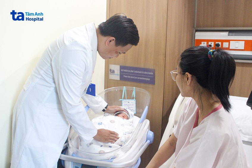 BS Quang Nhật chúc mừng mẹ con