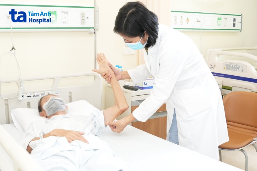 Ts Thanh thăm khám nội trú cho bệnh nhân