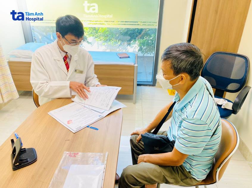 Bs Trung đang thăm khám cho bệnh nhân