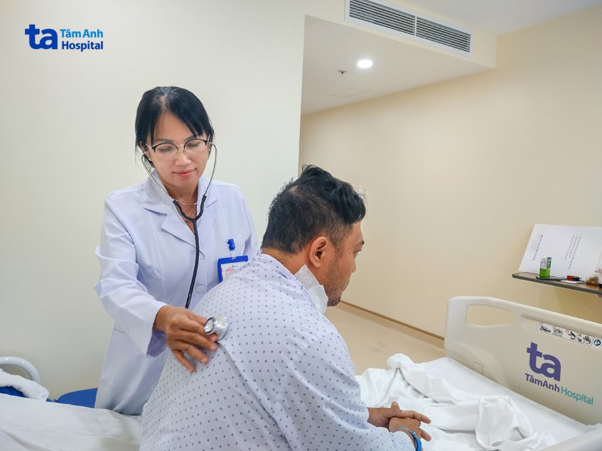 BS thăm khám sau phẫu thuật