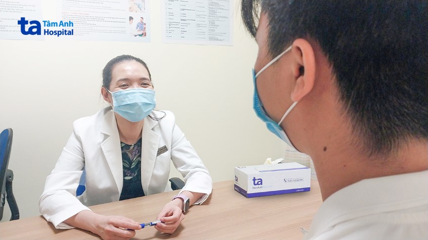 bệnh nhân đến tái khám tại bệnh viện 