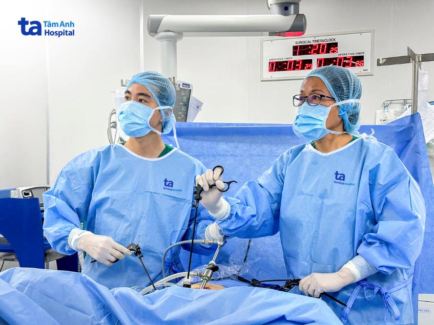 Bs Quý Khoa thực hiện ca phẫu thuật