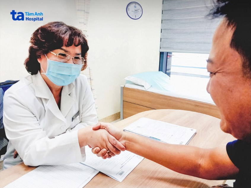 Bs Dung chúc mừng bệnh nhân