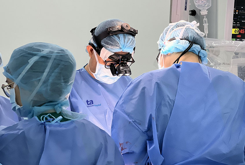 Bác sĩ Dũng (giữa) cùng ê kíp phẫu thuật thay đoạn động mạch chủ nhiễm trùng bằng đoạn mạch máu nhân tạo cho bệnh nhân