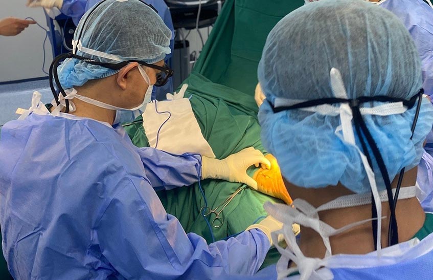 Bác sĩ Dũng cùng ê kíp xử lý vùng mạch máu tắc hẹp cho bệnh nhân