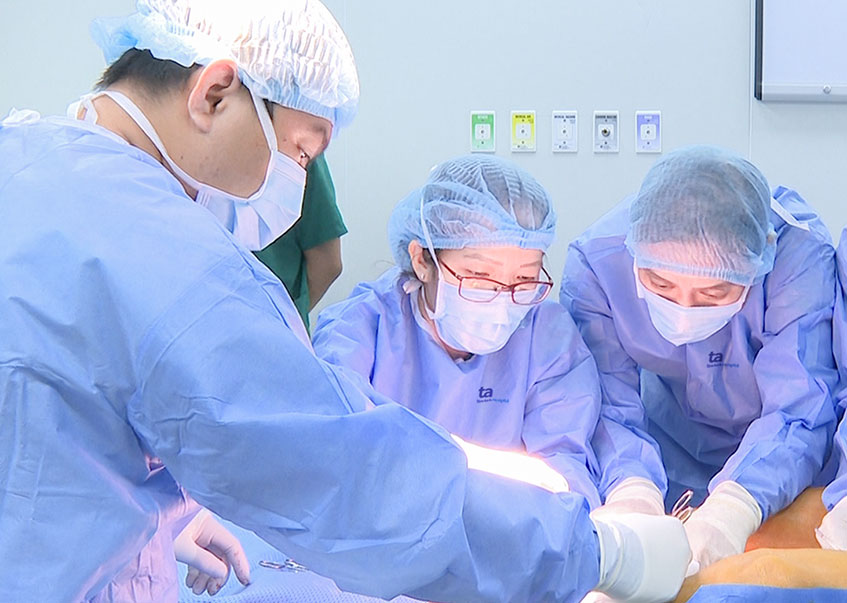 Bác sĩ Hằng (giữa) cùng ê kíp đốt laser điều trị suy tĩnh mạch chân cho bệnh nhân