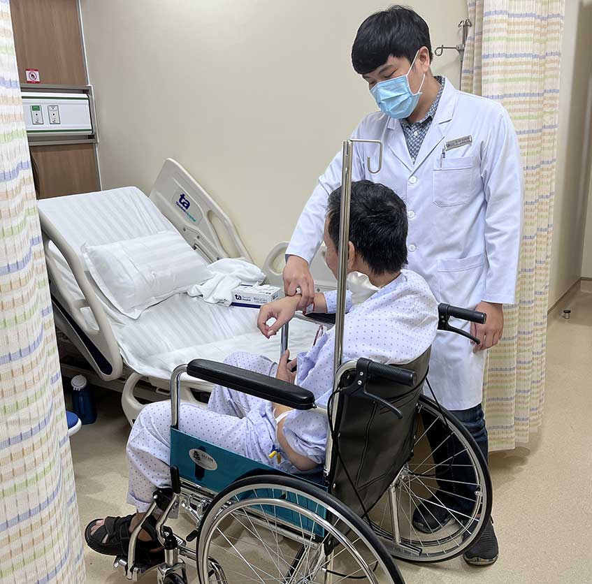 Bác sĩ hỏi thăm sức khỏe bệnh nhân vào ngày thứ hai sau phẫu thuật