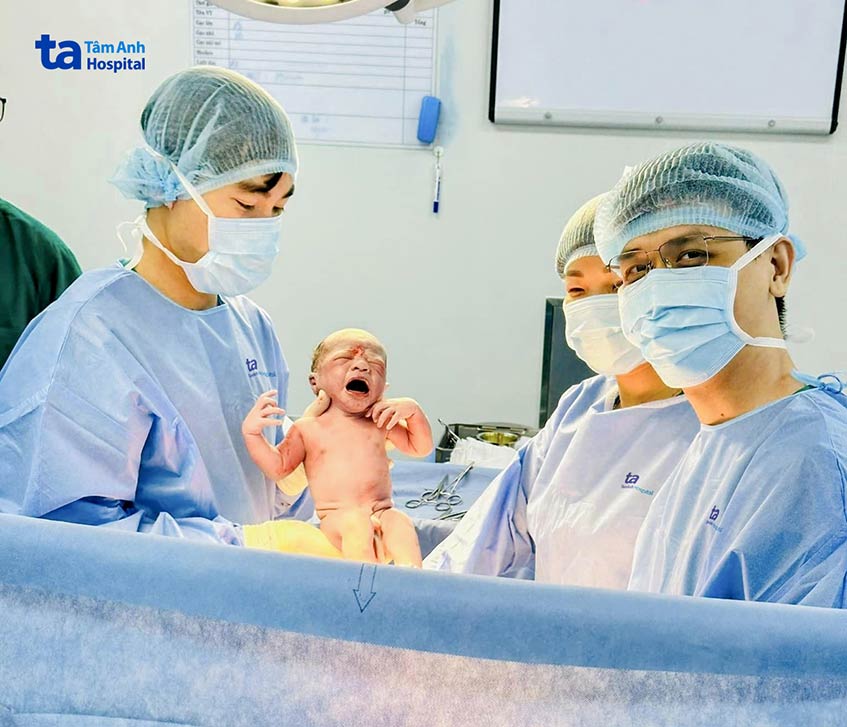 bác sĩ huy cường phẫu thuật cho thai phụ