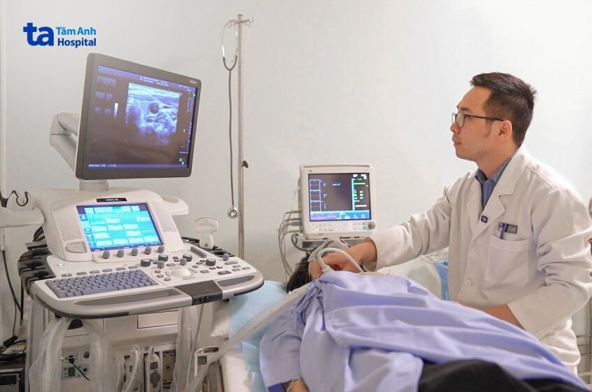 bác sĩ kiểm tra sau đốt sóng cao tần
