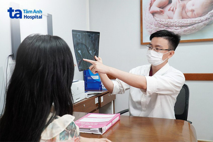 BS.CKI Lê Đức Thắng đang tư vấn cho người bệnh