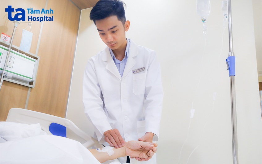 Bác sĩ Long đang khám bệnh cho anh P