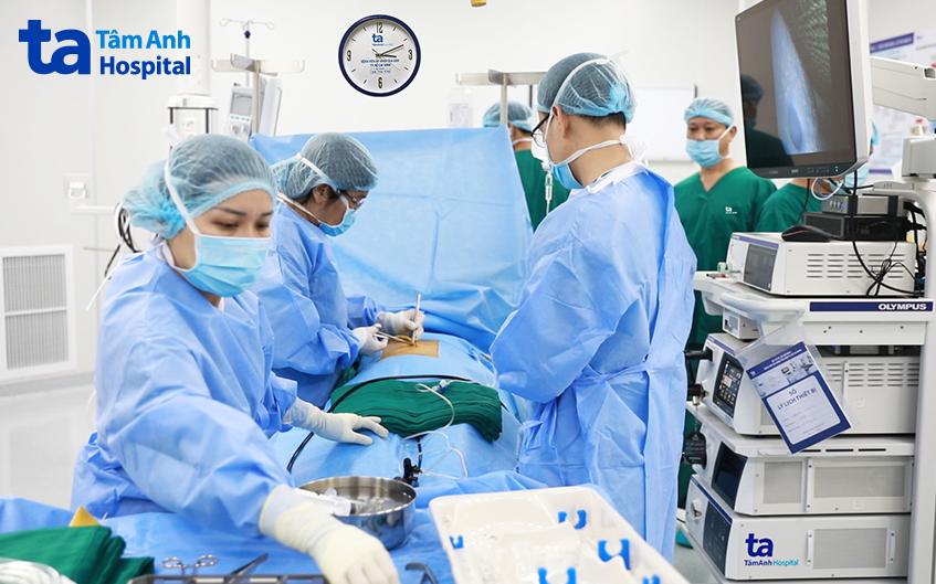 BS Ngọc Bích trong ca mổ