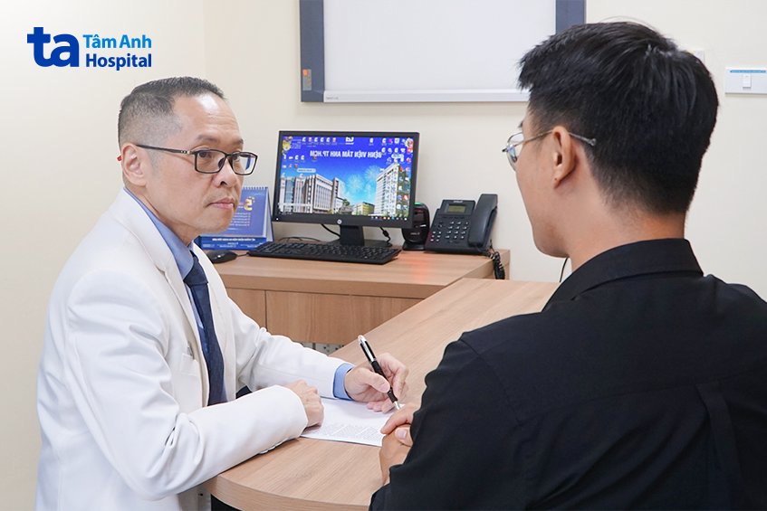 Bác sĩ Nguyễn Hoàng Đức thăm khám cho người bệnh trẻ tuổi bị tăng sinh tuyến tiền liệt lành tính.