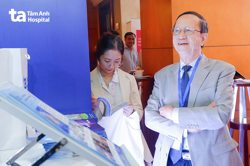 PGS.TS.BS Phạm Nguyễn Vinh - Giám đốc Trung tâm Tim mạch, BVĐK Tâm Anh TP.HCM tham quan khu vực triển lãm của Bệnh viện Tâm Anh tại Hội nghị