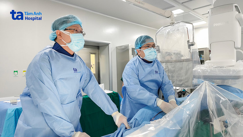 Bác sĩ Phúc (bên phải) cùng ê kíp can thiệp bít túi phình giả cho bệnh nhân