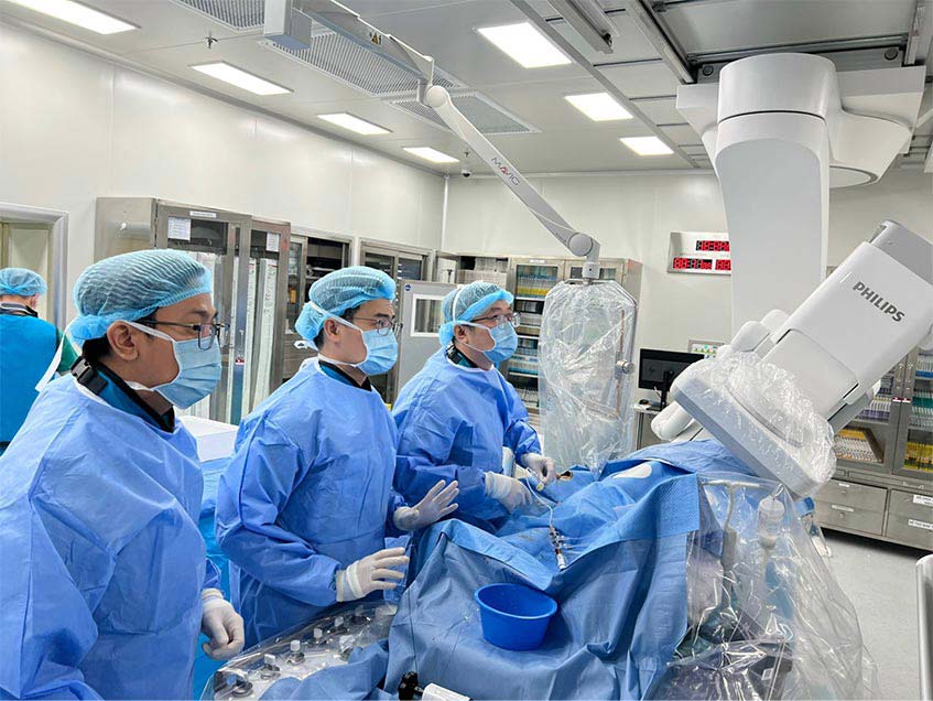 Các bác sĩ tiến hành can thiệp đặt stent tái thông mạch máu tim cho bệnh nhân