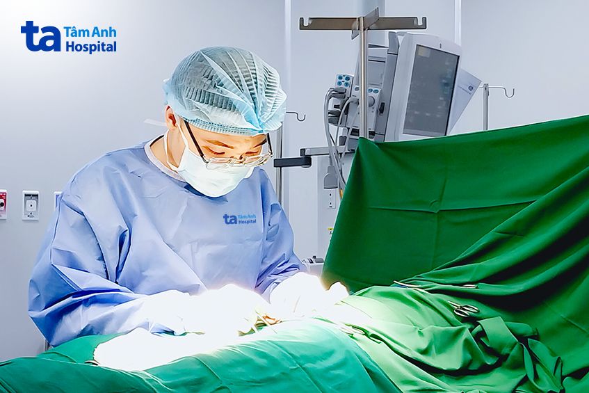 Bác sĩ Trần Huy Phước, khoa Nam học, Trung tâm Tiết niệu - Thận học - Nam khoa, Bệnh viện Đa khoa Tâm Anh TP.HCM, đang phẫu thuật cho người bệnh