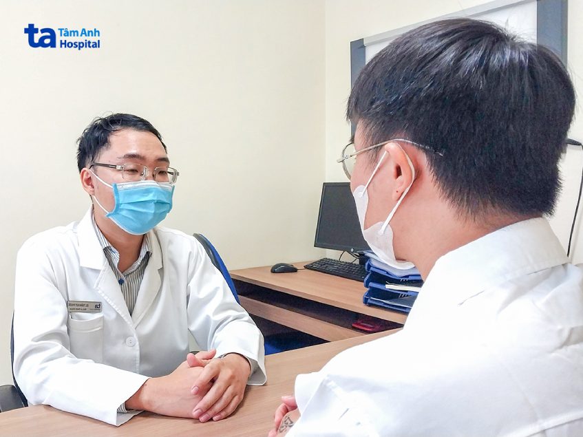 Bác sĩ Trần Huy Phước, khoa Nam học, Trung tâm Tiết niệu - Thận học - Nam khoa, Bệnh viện Đa khoa Tâm Anh TP.HCM, thăm khám người bệnh