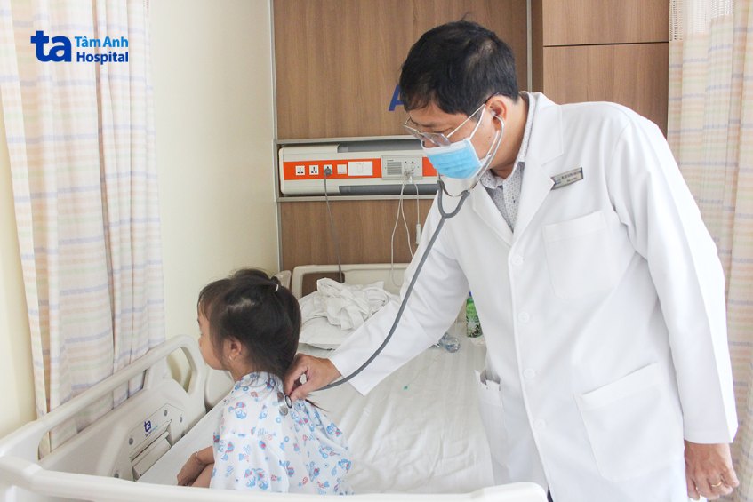 BS Anh Dũng khám cho bệnh nhi trước khi xuất viện