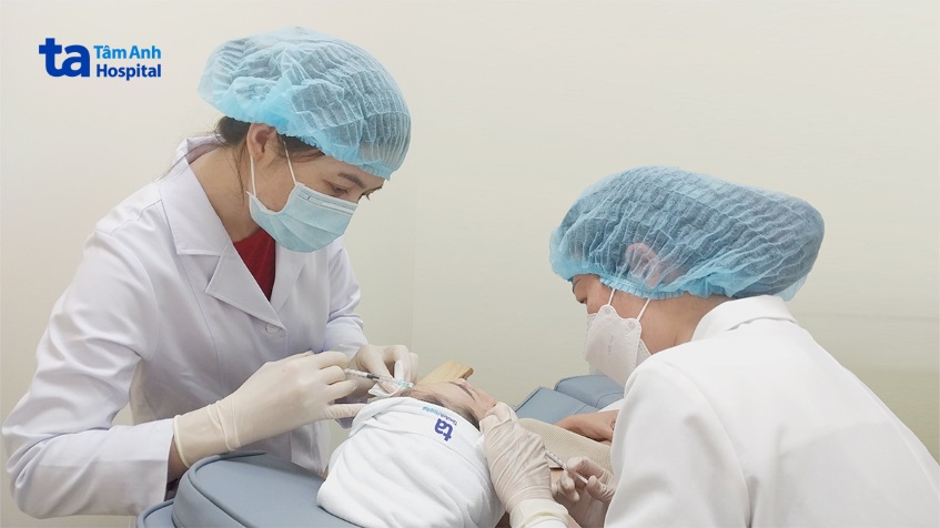 Bs đang thực hiện tiêm HA