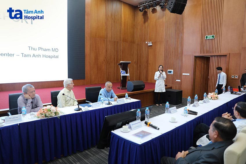 ThS.BS Phạm Đỗ Anh Thư - Trung tâm Tim mạch giới thiệu về ca bệnh trước chủ tọa đoàn và các chuyên gia quốc tế