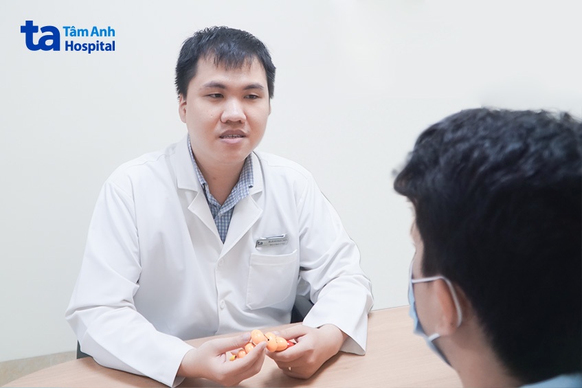 Bác sĩ Đoàn Ngọc Thiện, khoa Nam học, Trung tâm Tiết niệu - Thận học - Nam khoa, BVĐK Tâm Anh TP.HCM đang tư vấn cách điều trị cho người bệnh