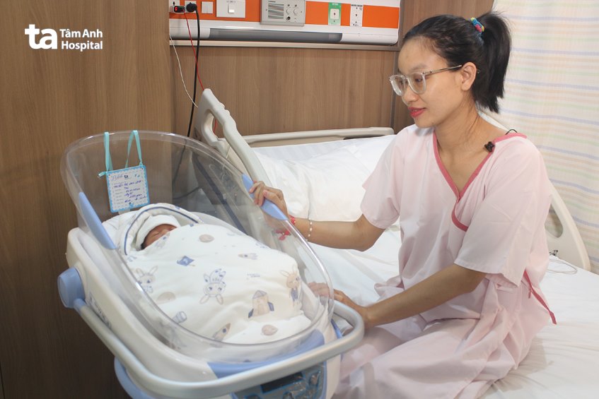 Chị Linh dỗ con ngủ