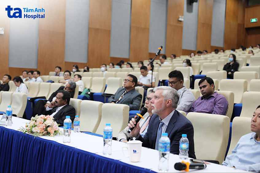 Chuyên gia nước ngoài trao đổi, thảo luận với các phẫu thuật viên thực hiện ca mổ