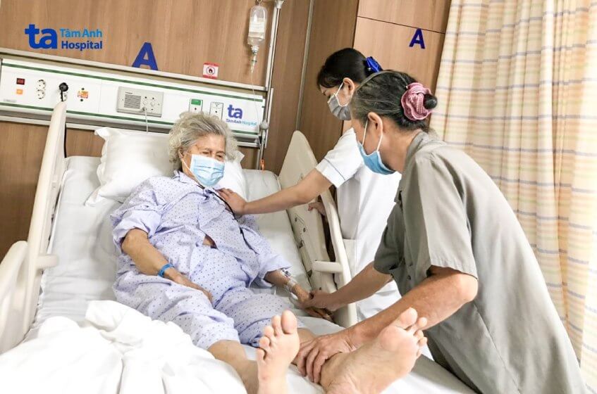 cụ bà 92 tuổi đột quỵ nặng