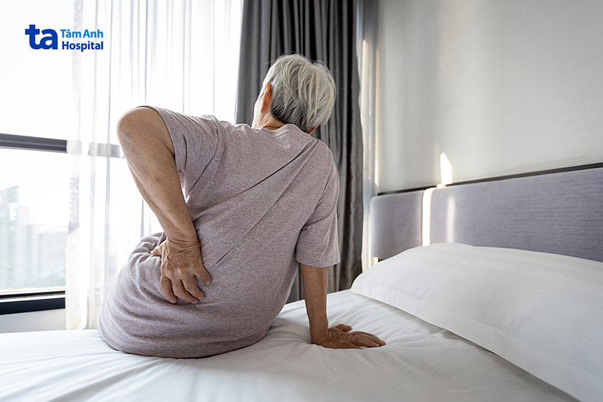 Đau hông có thể là một triệu chứng nghi ngờ của u trong ống sống