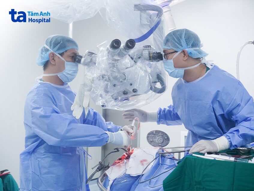 điều trị người phụ nữ bị co giật và méo mặt suốt 2 năm