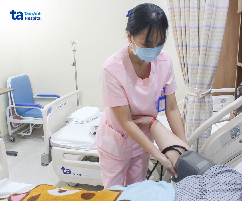 Đo huyết áp trước phẫu thuật 