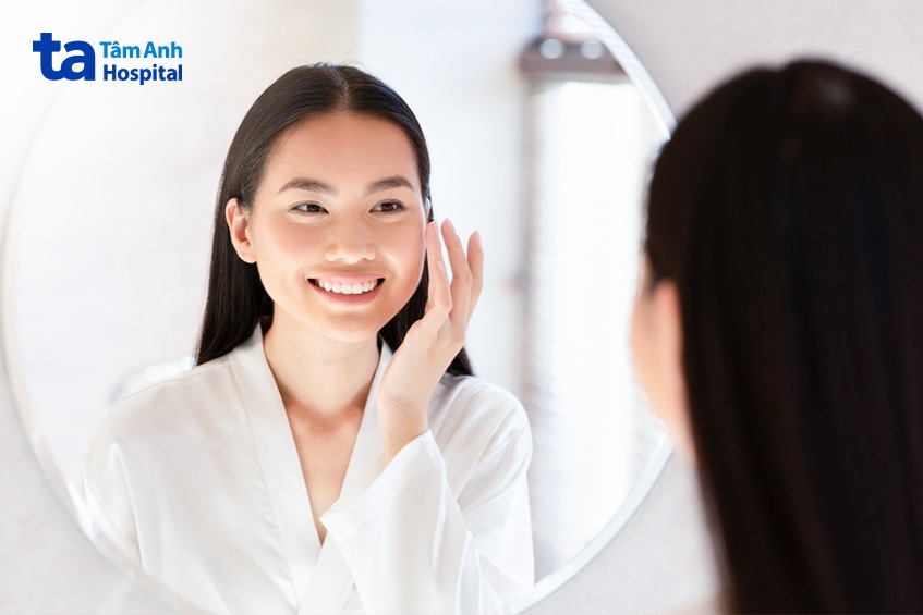 Dưỡng ẩm là một trong những bước chăm sóc da cơ bản quan trọng nhất và gần như không thể thiếu trong quy trình chăm sóc da