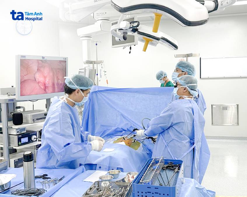 Ê kíp phẫu thuật cấp cứu cho bệnh nhi