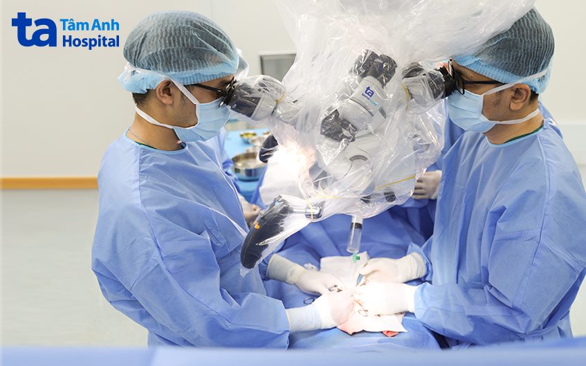 Ê-kíp thực hiện vi phẫu micro-TESE