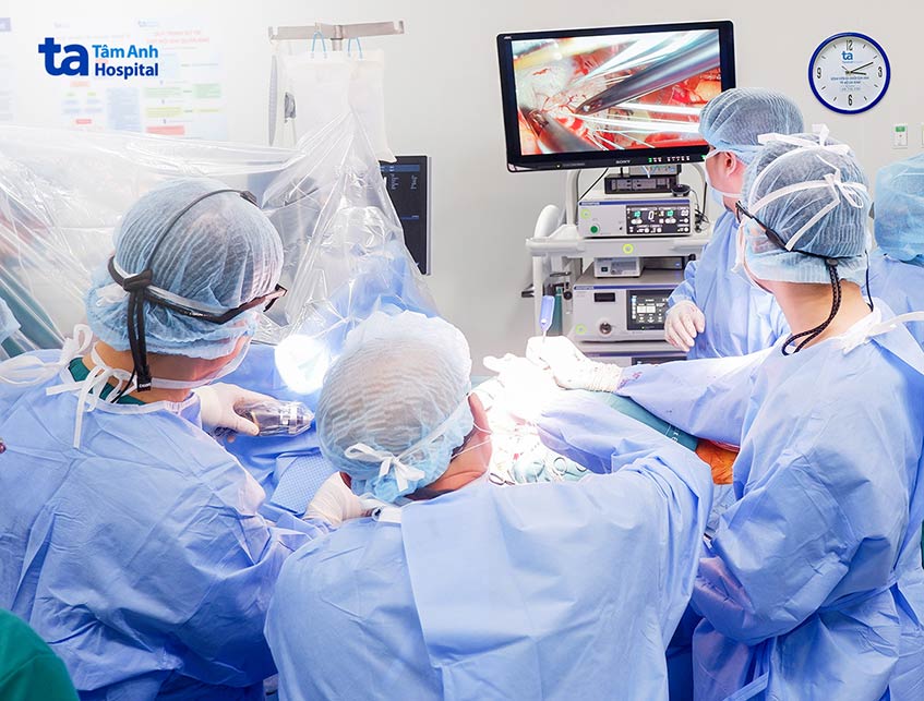 Ekip bác sĩ Bệnh viện Tâm Anh phẫu thuật ít xâm lấn kết hợp nội soi hỗ trợ sửa/thay van hai lá cho bệnh nhân