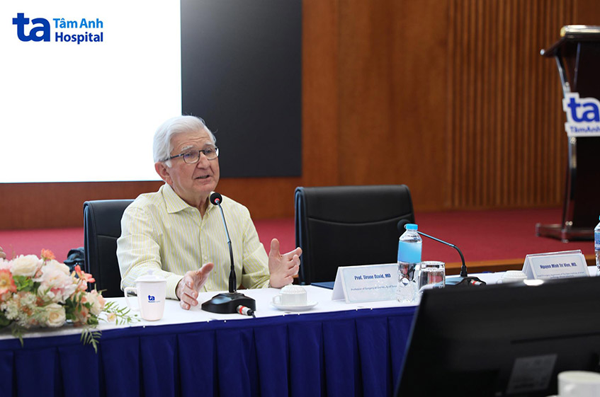 Giáo sư Tirone E. David cùng trao đổi với các chuyên gia, bác sĩ về ca phẫu thuật