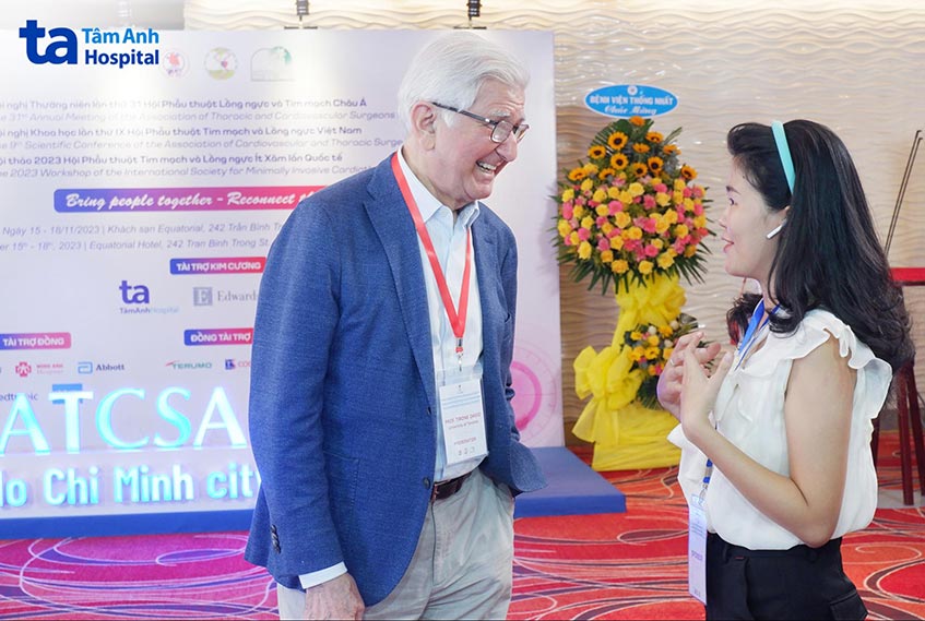 Giáo sư Tirone E. David hào hứng khi cùng lắng nghe và chia sẻ thông tin với khách mời tại hội nghị