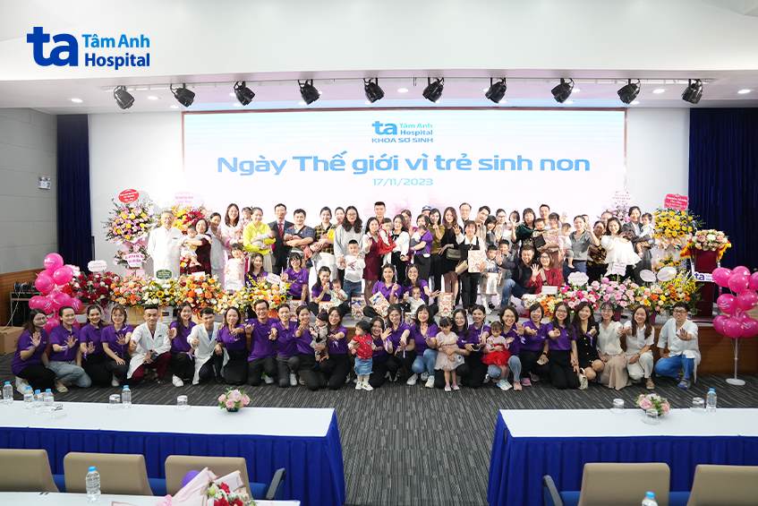 Hình ảnh hội ngộ gia đình các bé sinh non