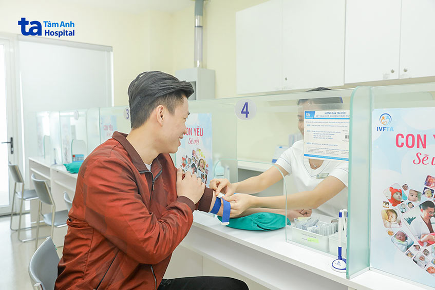 khách hàng nam được thăm khám và lấy mẫu xét nghiệm