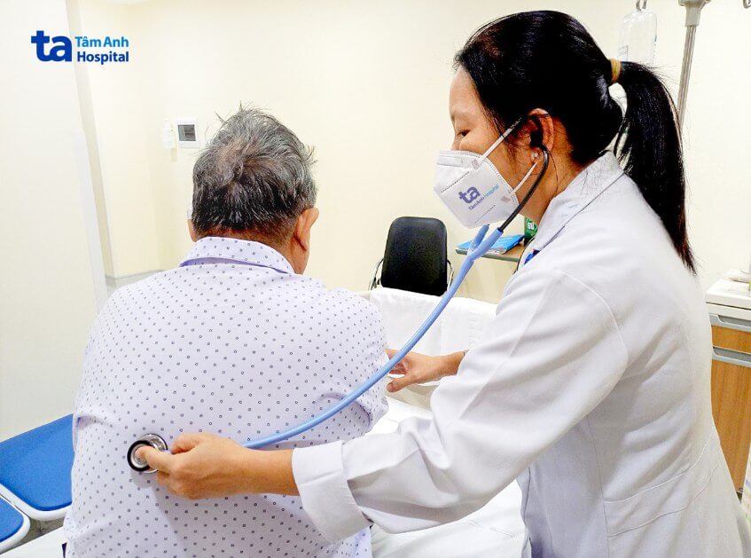 khám bệnh nhân tay chân tê yếu do hội chứng hiếm gặp